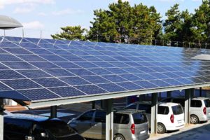 Ein Solarkraftwerk, das auf einem Parkplatz installiert ist
